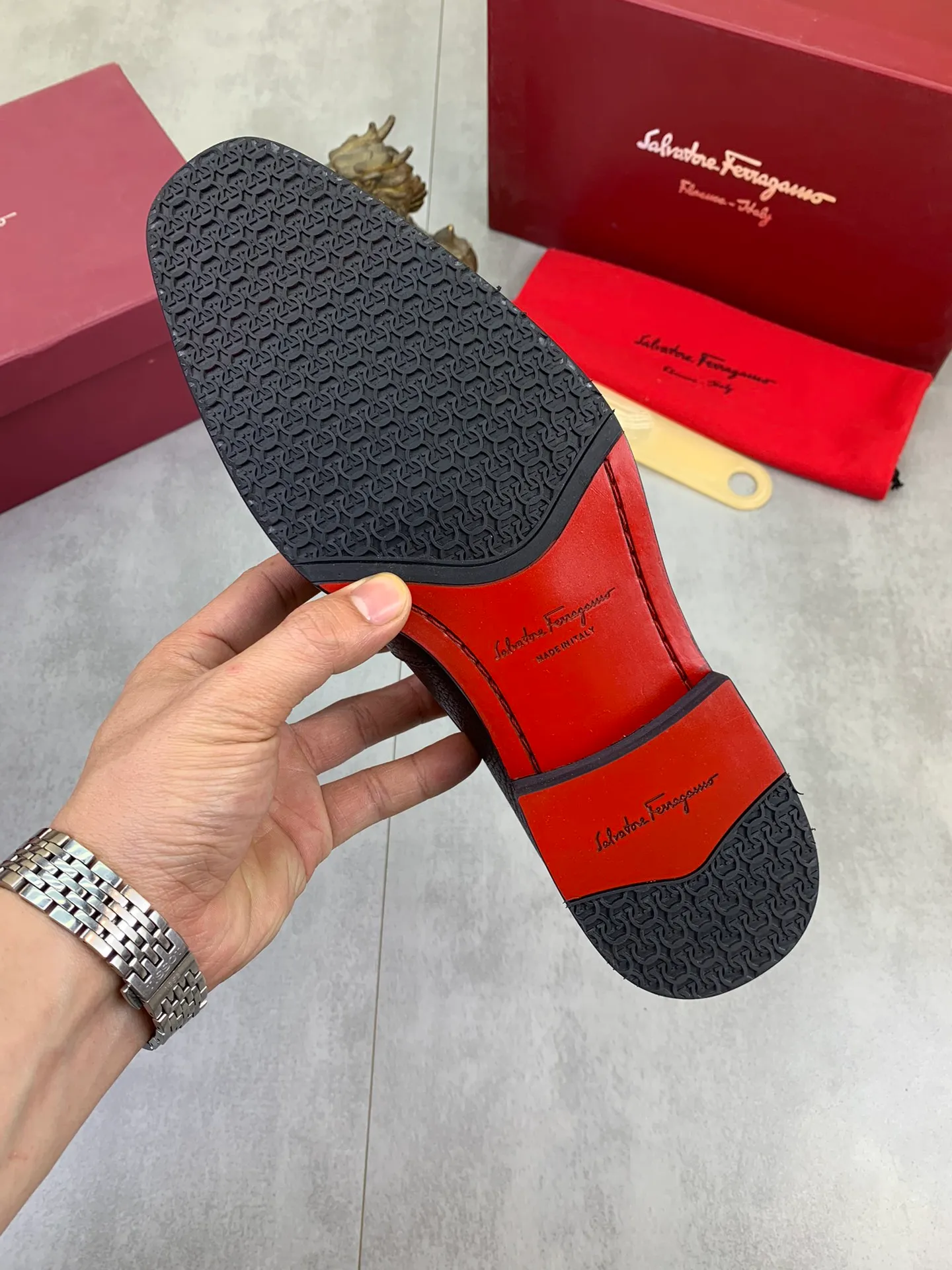 Men's Men's Shoes 💰P460💰[New Style] Water-dyed Niuli 🆘[Salvatore Ferragamo] Ferragamo's latest casual business leather shoes for men! Available at counters simultaneously! The fabric is made of specially imported original pebbled calfskin, and the lining is made of imported water-dyed cowhide. It is absolutely luxurious and leads the fashion trend. Matching code: 38-47 black and brown optional